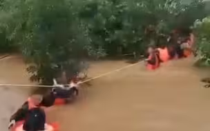绍兴多地暴雨，特警跳入水中手拉手组成人墙救人