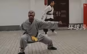 美网红“甲亢哥”少林寺拜师习武，自信满满硬扛棍子敲打后疼出表情包，师父语重心长：痛，但这就是人生，这就是少林，这就是功夫，这就是你