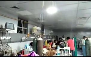 现场！印度新建ICU新冠病房漏雨如“水帘洞” 病人在床上拼命躲雨