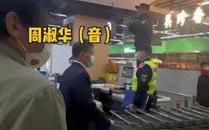 “周淑华，不要给陌生人汇钱！” 民警为阻止受害人转账，站上收银台高喊寻人，飞奔阻拦。