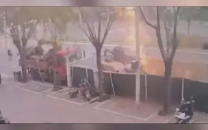 都市报道【郑州一工地天然气管道突发着火，有工人逃生时被围挡挡回，看着揪心！】