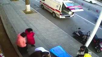 浦江：老人两次失去意识，医护人员先后出手相救