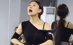 拉丁舞老师上课时魔性教学：表情夸张，全程激情澎湃：孩子妈也想学