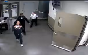 孟晚舟被捕画面曝光 曾遭海关盘问长达3小时