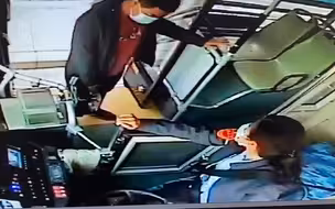 是个狠人！男子带散装白酒乘坐公交车 被制止后一顿操作惊呆司机