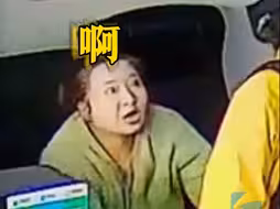 弟弟拍醒睡懵的姐姐 下一秒两个人都很害怕