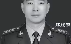 上校军官救灾时被卷入山洪，最后时刻救出司机，牺牲了自己