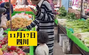小姨在水果摊挑水果，萌娃在旁边淡定
