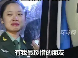 一声战友一生情！高原战士退伍，战友们合唱《凤凰花开的路口》，女兵望着窗外不舍落泪