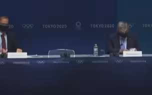 韩国挂“反日”横幅 日本挥舞“旭日旗”  国际奥委会：都撤下