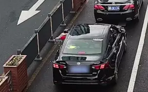 前车车窗抛物后，后车小姐姐将前车丢下的所有垃圾收拢清理，然后拿到了自己车内。