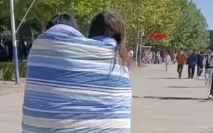 因气温骤降没有厚衣服穿，2名女生披棉被出门🤣网友：要风度更要温度👍