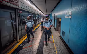 严阵以待！香港反恐特勤队首度派出便装警员 在港铁站及法院巡逻