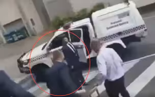 专车被泼红油漆！访问期间遭抗议，澳总理冲入警车仓皇逃离现场