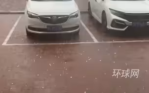 辽宁葫芦岛同时遭遇冰雹雷电狂风暴雨，温馨提示：极端天气请您尽量避免出行，如出行务必注意安全！