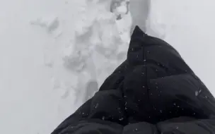 大雪封路，女儿要返工，父亲替女儿扛行李步行十里路