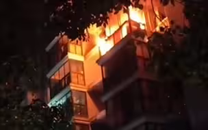 上海浦东一住宅凌晨失火，现场传出爆燃声，明火从窗口窜出。火灾已扑灭，未造成人员伤亡