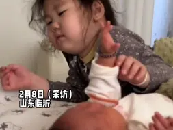 “谁带娃谁潦草”，4岁“德华”主动承担带娃任务，累了也不松手。