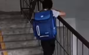 13岁脑瘫少年独立坚强拒绝家长送，坚持要自己走去校。