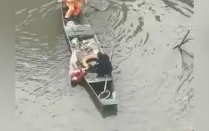 萧山一女子跳河轻生拒绝民警营救 上岸后还一脚把民警踢入水中