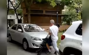 上海一记者正常采访时突遭一64岁男子暴力挥拳 被拽头发摁倒在地
