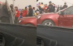 三轮车与轿车发生刮擦 双方车主争执不下 老大爷一顿操作让人迷惑