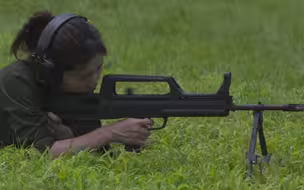 【实弹射击】新手体验95式机枪和步枪，后坐力竟然很友好