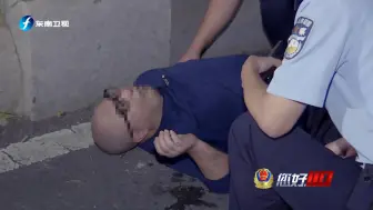 危急！男子癫痫病发作倒地口吐白沫，路人大声呼叫引来巡逻民警