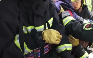 上海一女童被卡洗衣机内脚已青紫 消防员紧急破拆施救