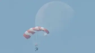 空降兵翼伞集训队训练现场与月亮同框了！又浪漫又硬核的高空相遇