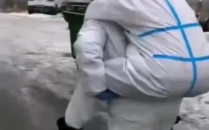 #网格员几天未回家累倒在地 辛苦了！看度君致敬奋斗在抗疫一线的大白们