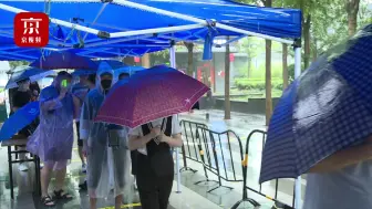 核酸检测点雨中照常进行采样