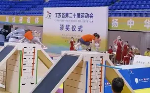 运动会上女子跑酷7-8岁组决赛，两位小女孩激烈比拼不相上下