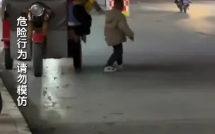 熊孩子视交通安全为儿戏，3名孩童故意冲到马路中拦截车辆，网友：心真大，出事就后悔了