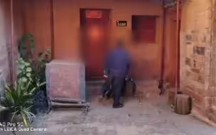 大理一老人被曝遭男子狠踹 官方通报：系母子关系 非虐待已批评