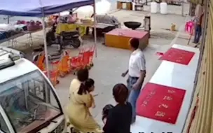 街头一商铺液化气罐着火 两男子上演教科书式救援