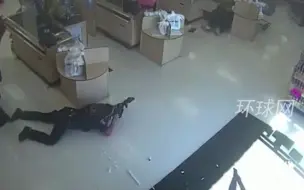 通缉犯持枪冲进超市遭包围，美警连开45枪将其击毙