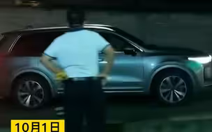 女儿返乡堵车8多个小时，爸爸手拿香蕉路边苦等。