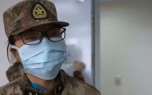 抗疫最前线|别播名字 妈妈知道会担心！24岁女护士一脸血印叮嘱记者