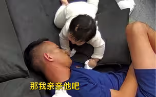 宝宝：得爬快点不然亲不到了！