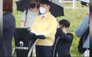 台前宣扬人权，身后员工跪着为其撑伞，韩官员公开道歉