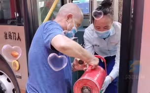 78岁大爷为公交车司机送热水一年有余 “老人如此热心 很受感动”