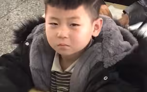 萌娃上课打瞌睡被老师叫醒，随后一个举动让老师又惊讶又心疼