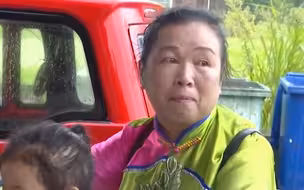 抗洪部队凌晨悄悄撤离  大妈抹泪：很舍不得，像自己小孩一样，他们很辛苦