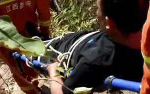 男子爬山途中摔断腿，躺地指挥消防员为自己包扎，“我是外科医生 听我安排哈”