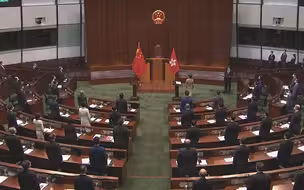 香港特区立法会新当选议员宣誓 现场首度奏唱国歌