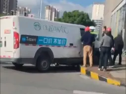 货拉拉司机被开罚单后将交警撞倒？当地：交警在抢救 司机被控制