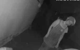 一大哥醉卧路边东倒西歪 民警帮忙送回家