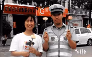超暖心！高三考生收到鲜花转身送给护考交警