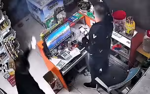 妻子被飞进来的花炮炸到 当场惊吓大叫 丈夫下意识反应暖哭网友